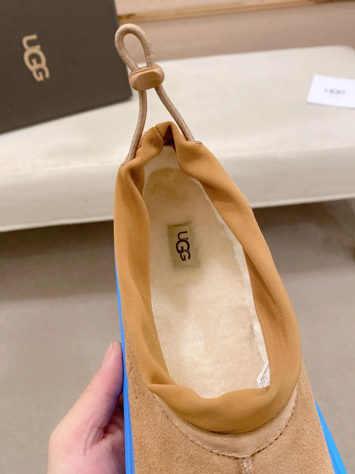 Factory price: 480💰Couple model💏 Same style as Wang Yibo, North American men's shoes Ugg ☃️In the special sale of new high-quality men's shoes snow boots in autumn and winter, the nemesis of extreme cold weather! Made of cowhide leather, merino wool lining, and original outsole, whether driving, outdoor or daily wear, there is always one that suits you! Male and female size: 35-46.